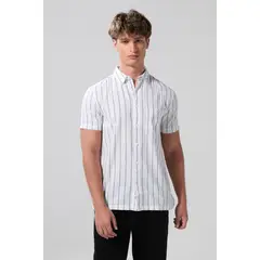 KOAJ - Camisa unicolor a rayas con cuello sport collar y bolsi Hombre
