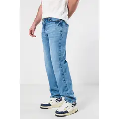 KOAJ - Jean 90´S azul claro con desgastes, bota recta y tiro Hombre