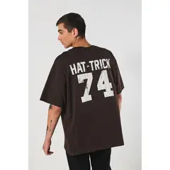 KOAJ - Camiseta college deportiva café oversize con cuello V Hombre