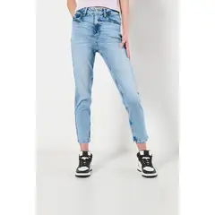KOAJ - Jean azul claro mom con bota recta corta y súper tiro Mujer