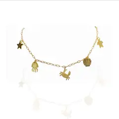 MERAKI - Cadena mujer con dijes chamrs de mar cangrejo, estrella, ostra bañada en oro 24kt