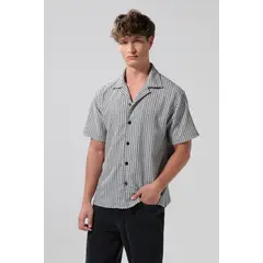 KOAJ - Camisa negra con diseños de figuras y cuello resort Hombre