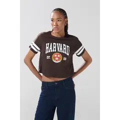 KOAJ - Camiseta crop top café oscura con diseño de Harvard Mujer