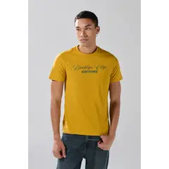 KOAJ - Camiseta manga corta amarilla oscura con diseño college Hombre