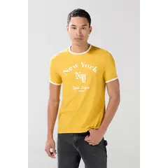 KOAJ - Camiseta cuello redondo amarilla college con contrastes Hombre