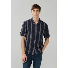 KOAJ - Camisa a rayas unicolor con botones y cuello resort Hombre