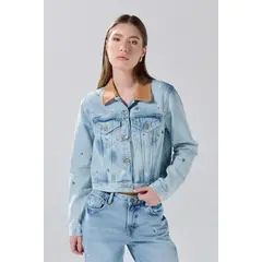 KOAJ - Chaqueta de jean slim azul clara con flores bordadas Mujer