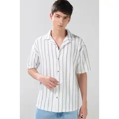 KOAJ - Camisa blanca con cuello resort y rayas en contraste Hombre