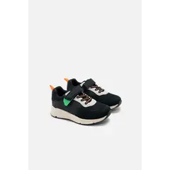 MIC - Tenis de negro y blanco para niño.