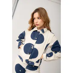 LOCAL ATELIER - Chaqueta recta, estampada beige con arándanos azules