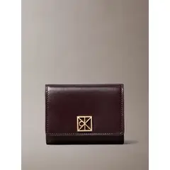 CALVIN KLEIN - Billetera marrón de plegado triple de cuero con logo monograma emblemático