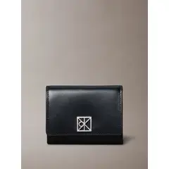 CALVIN KLEIN - Billetera negra de plegado triple de cuero con logo monograma emblemático