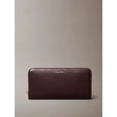 CALVIN KLEIN - Billetera marrón grande de cuero con cremallera