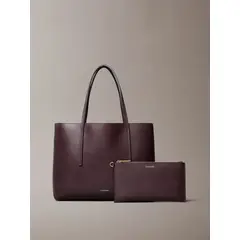 CALVIN KLEIN - Bolso café tote pequeño con logo en lámina metálica