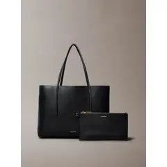 CALVIN KLEIN - Bolso negro tote pequeño con logo en lámina metálica