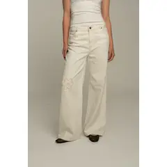 EASY PEOPLE - Jeans Flor Bordada Crudo