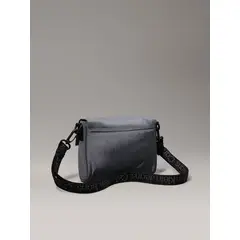 CALVIN KLEIN - Bolso azul cruzado ultralight con solapa