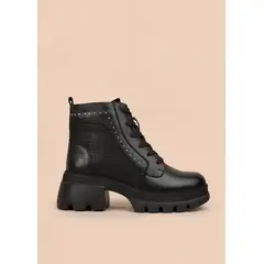 COSMOS - Botín en cuero color negro con diseño perforado y detalles metálicos 106118