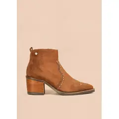 COSMOS - Botines en cuero color café con bordado y taches 105971
