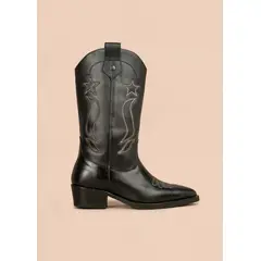 COSMOS - Bota texana en cuero color negro con bordado de estrellas y líneas curvas 105950