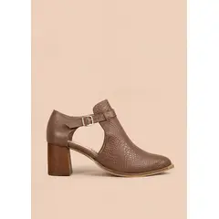 COSMOS - Botines en cuero color chocolate con textura croco y correa 106175