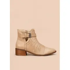 COSMOS - Botines en cuero color camel con detalles perforados y hebilla decorativa 106111