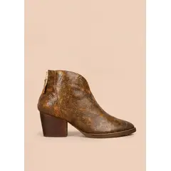 COSMOS - Botín en cuero color miel con textura y tacón estilizado 106110