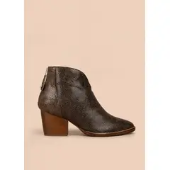 COSMOS - Botín en cuero color café con textura y tacón estilizado 106110