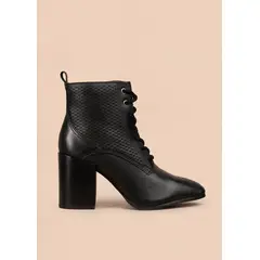 COSMOS - Bota en cuero color negro con tacón alto y diseño troquelado 105946