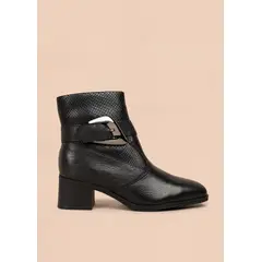 COSMOS - Botines en cuero color negro contextura croco y con correa 105725