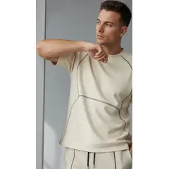 GENERICO - Camiseta de color hueso con detalles de lineas negras en las costuras y el pecho