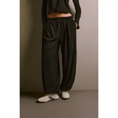 KOAJ - Pantalón jogger negro con elástico y bota ancha Mujer
