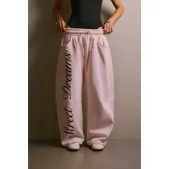 KOAJ - Pantalón jogger rosado con bota ancha y texto estampado Mujer