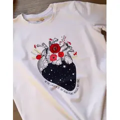 MANO SAGRADA - CAMISETA JARDIN DEL CORAZON (5 DÍAS HÁBILES DE ENTREGA)