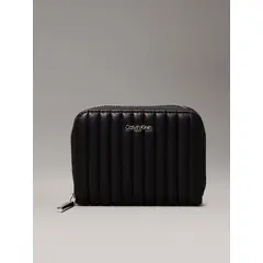 CALVIN KLEIN - Billetera negra acolchada con cremallera en el contorno