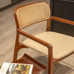 GENERICO - Silla Moss Caliu en Madera con Espaldar en Mimbre y Asiento Tapizado