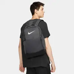 NIKE - Morral Brasilia 9.5 24L DH7709-068 Gris Deportivo