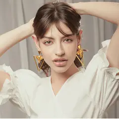 AMORINO JEWELRY - Aretes Pirámide con Baño de Oro de 24 kt de 5 Micras