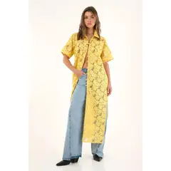 TENNIS - Kimono amarillo con tela bordada para mujer