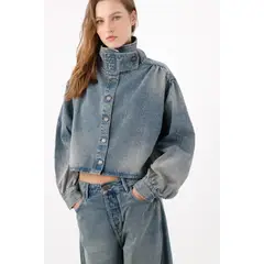 TENNIS - Chaqueta boxy corta con cuello alto abotonado en denim para mujer