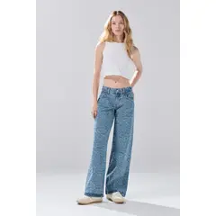 KOAJ - Jean loose tiro bajo azul medio con diseños y bota ampl Mujer