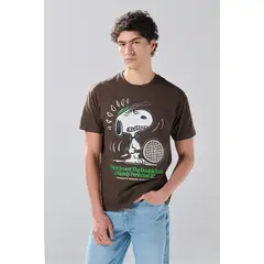 KOAJ - Camiseta café oscura cuello redondo con arte de Snoopy Hombre