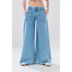 KOAJ - Jean súper open leg tiro bajo azul claro con bota ancha Mujer