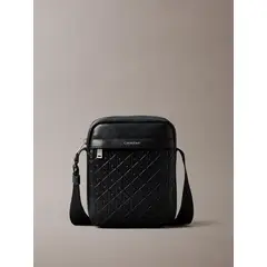 CALVIN KLEIN - Bolso negro reporter con monograma grabado integral