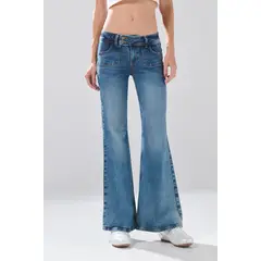 KOAJ - Jean azul medio flare con bota ancha y ligeros desgaste Mujer