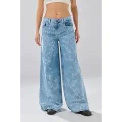 KOAJ - Jean súper open leg azul claro con diseños y tiro medio Mujer