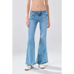 KOAJ - Jean flare azul claro con tiro medio, desgastes y bota Mujer
