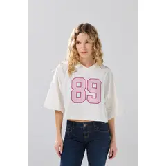 KOAJ - Camiseta crema oversize crop top college con cuello V Mujer