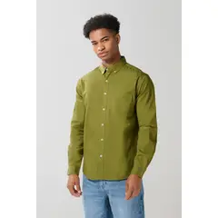 KOAJ - Camisa unicolor cuello button down en algodón con bolsi Hombre