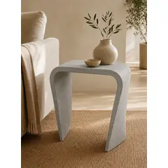 VETTA HOME - Mesa Auxiliar en madera + recubrimiento en microconcreto - ARCUS GRIS